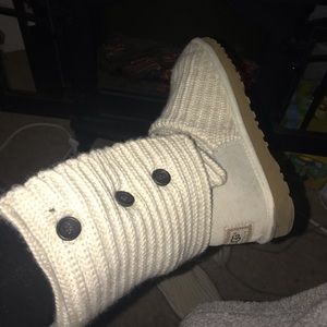 Brand new Size 8 women’s white knit ugg boots